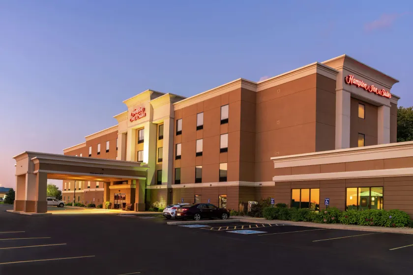 Hampton Inn & Suites Marshalltown - Image 1