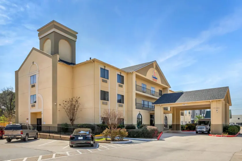 Comfort Suites Bush Intercontinental Airport - Image 1