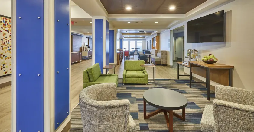 Holiday Inn Express Hotel & Suites Medford-Central Point by IHG - Sitzecke in der Lobby