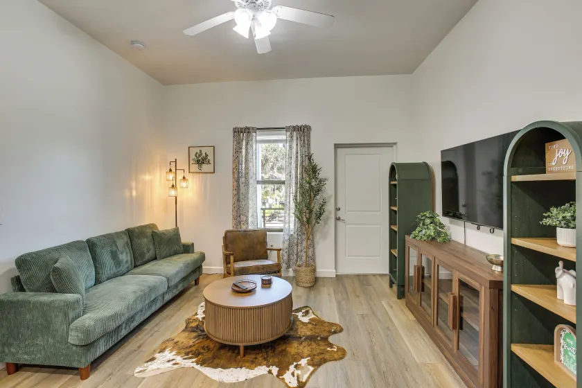 Stylish Condo: Walk to Caloosahatchee River - Image 1