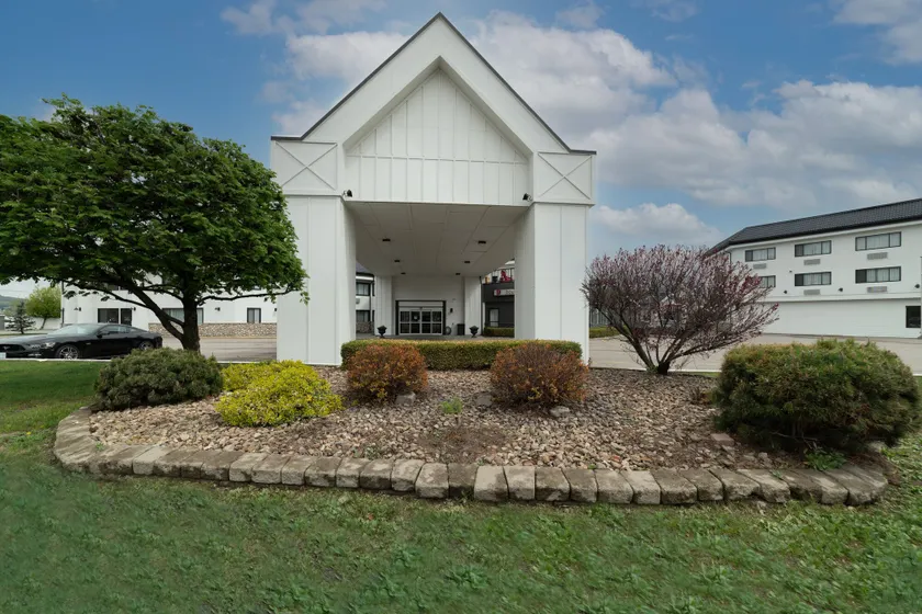 Prestige Vernon Hotel - Image 1