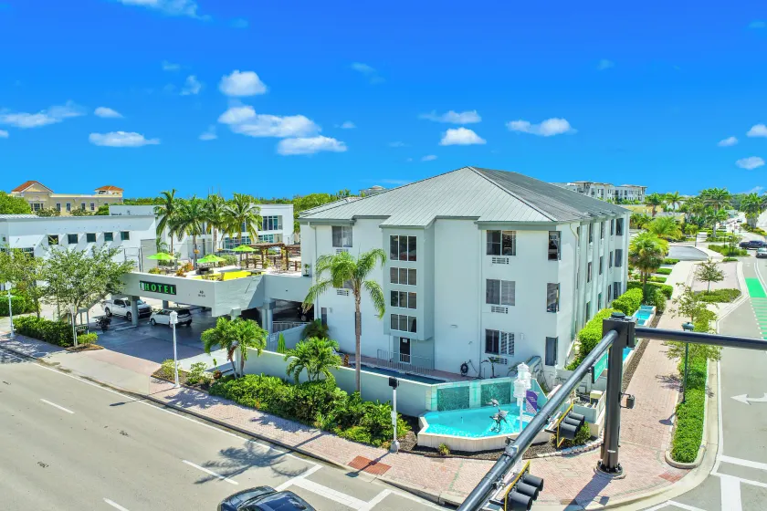 Naples Park Central Hotel - Image 1
