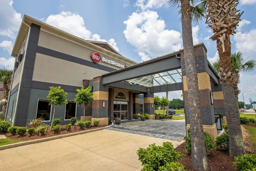 Best Western Plus Lafayette Vermilion River Inn & Suites - Image 1