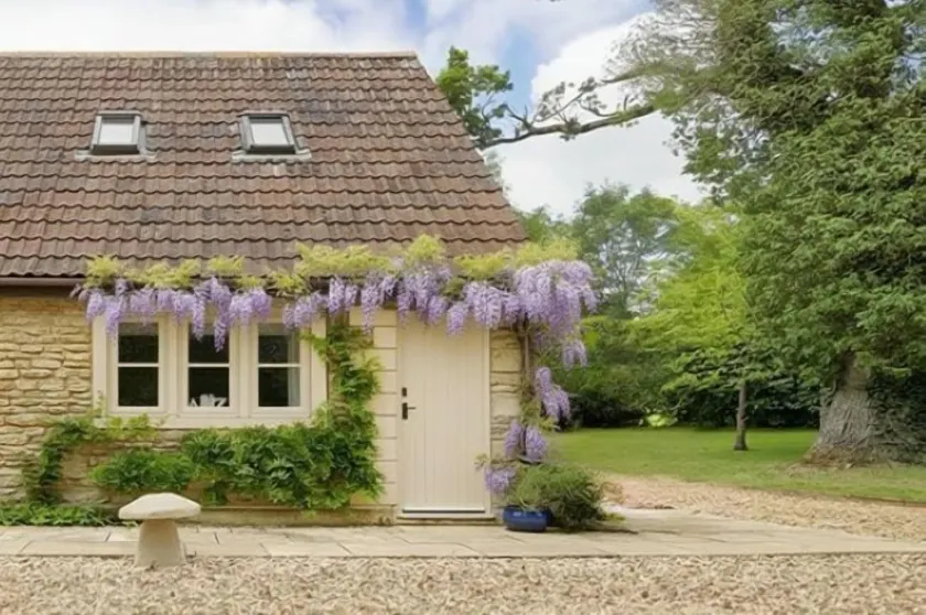 Great Ashley Farm Holiday Cottage & Shepherds Huts - Image 1