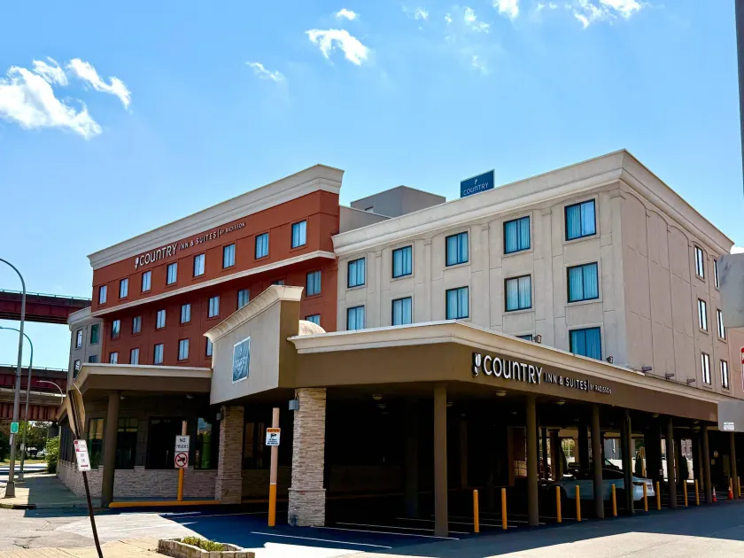 Country Inn & Suites by Radisson, Downtown Albany New York - Image 1