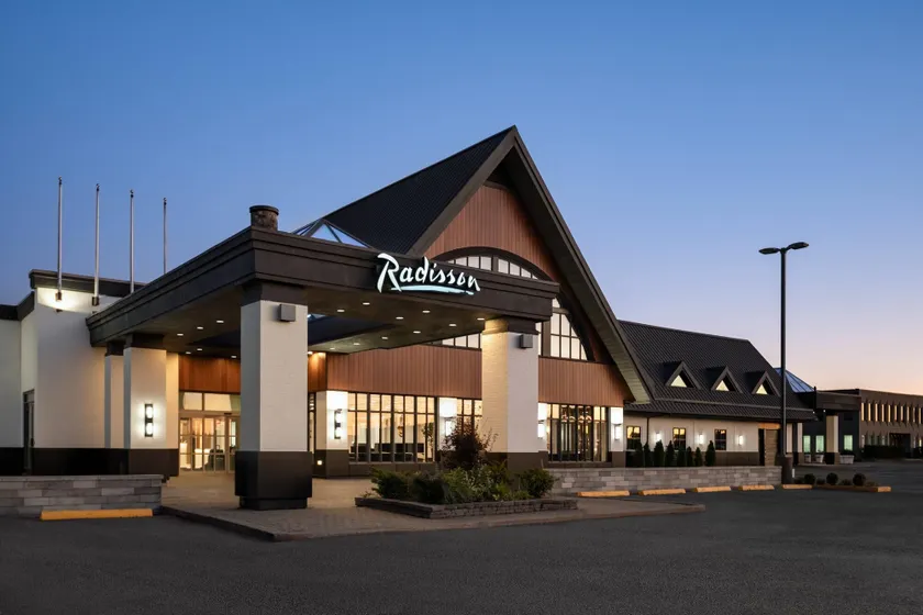 Radisson Hotel Montreal Airport - Image 1