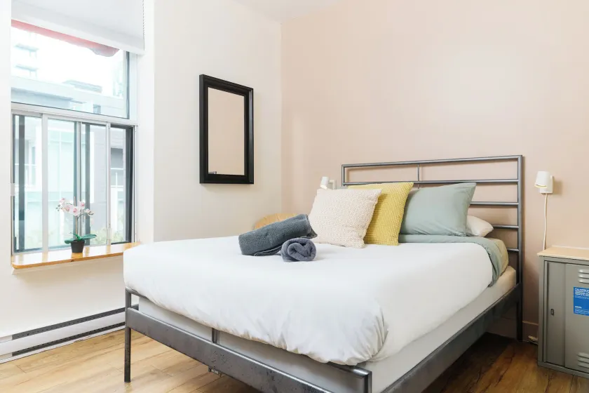 Auberge Saintlo Montréal Hostel - Image 1