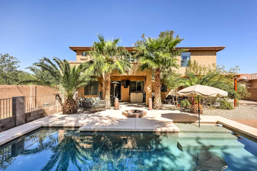 Stunning Pool & Patio: Spacious Chandler Oasis! - Image 1