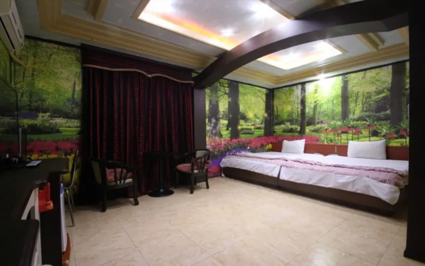 Paragon Motel - Image 1