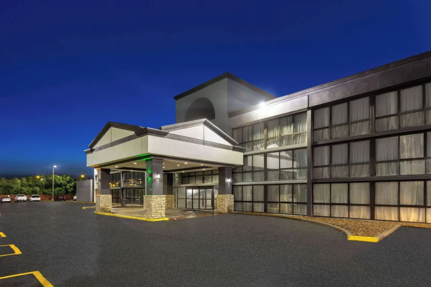 Wingate by Wyndham Kansas City - Image 1