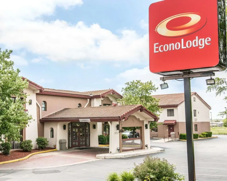 Econo Lodge Kalamazoo near Wings Stadium - Image 1