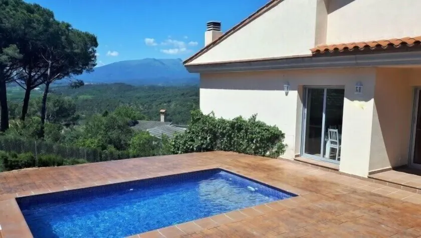 Chalet con piscina y vistas a 10min de la playa de Blanes - Image 1
