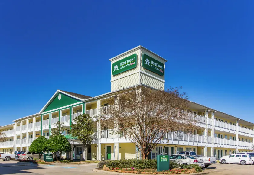 HomeTowne Studios by Red Roof Houston - West Oaks - Energy Corridor - Image 1