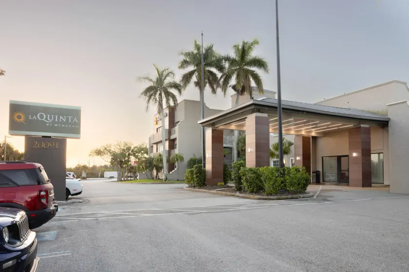 La Quinta by Wyndham Ft. Myers - Sanibel Gateway - Image 1