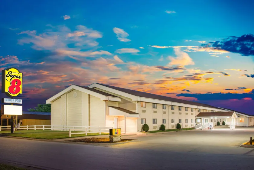 Super 8 by Wyndham Nevada - Image 1
