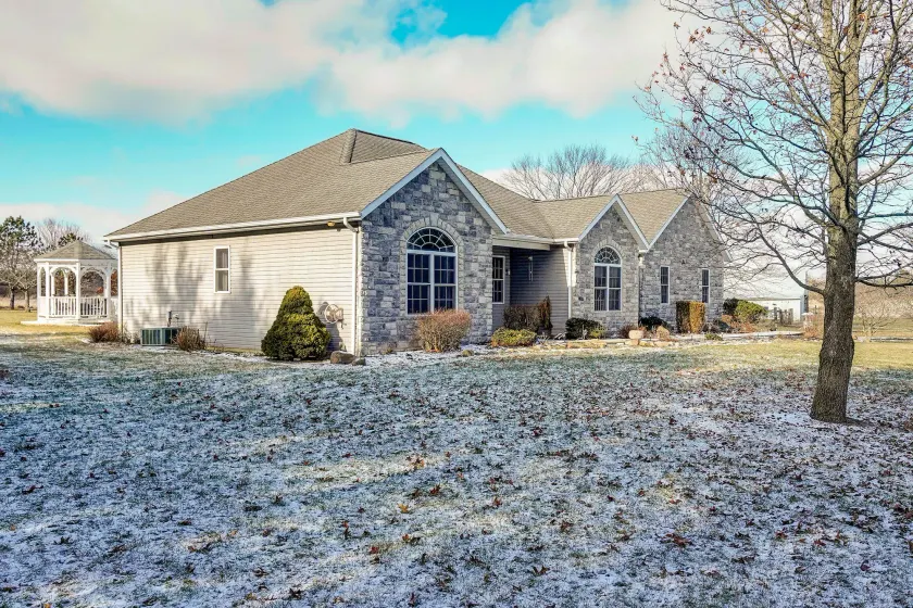 Elegant Pataskala Home w/ Hot Tub & Fire Pit! - Image 1