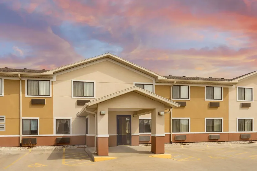 Super 8 by Wyndham Fond Du Lac - Image 1