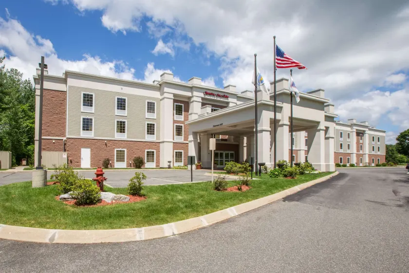 Hampton Inn & Suites Berkshires-Lenox - Image 1