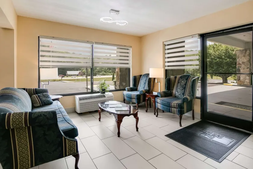 Quality Inn & Suites Mt Chalet - Lobby