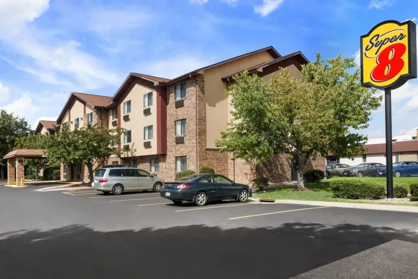 Super 8 by Wyndham East Peoria - Image 1