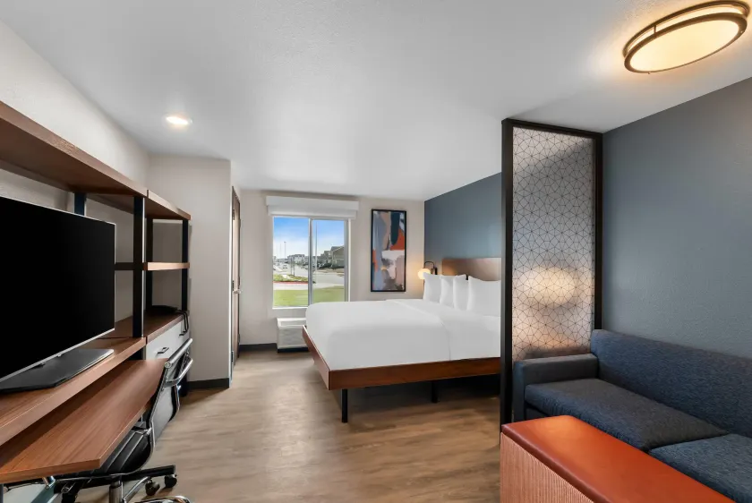 Everhome Suites Bastrop by Choice Hotels - Image 1