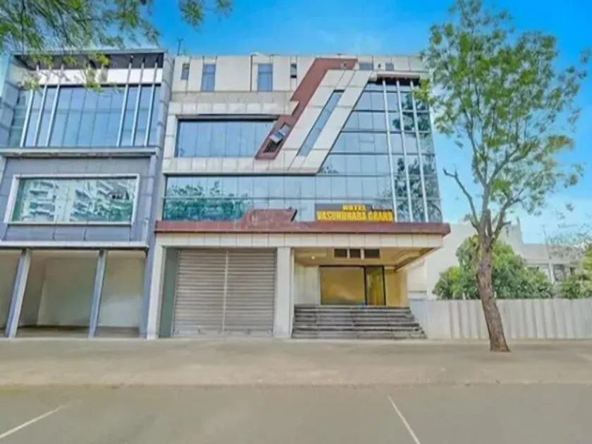 Hotel Vasundhara Grand - Image 1