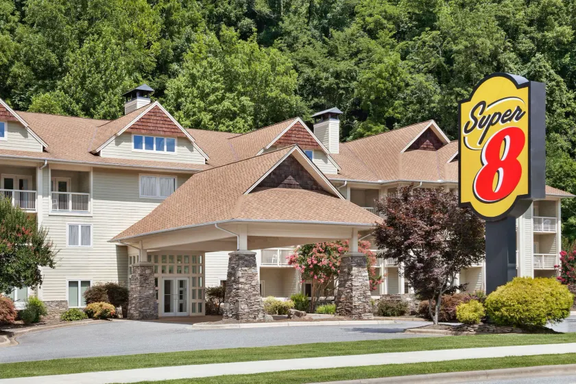 Super 8 by Wyndham Cherokee - Image 1