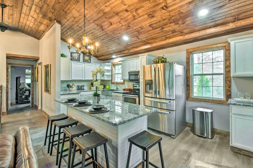 Otto Home w/ Fire Pit, Tree House & Hot Tub! - Interior