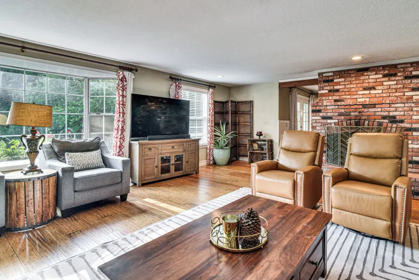 Close to Intel/nike: Large Family Home w/ Hot Tub - Image 1