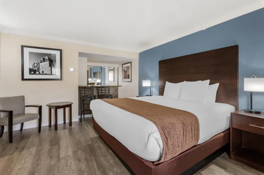 Best Western InnSuites Tucson Foothills Hotel & Suites - Image 1