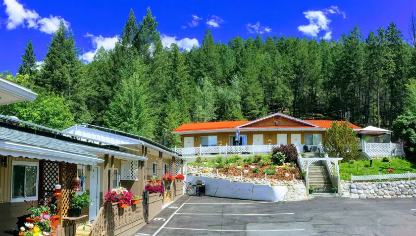 Crescent Motel - Image 1