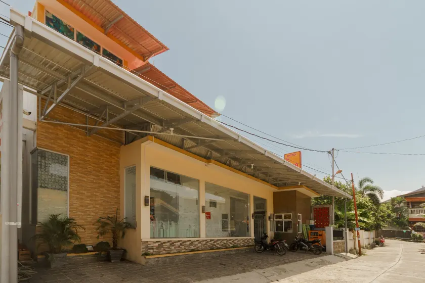 RedDoorz Syariah near Jembatan Siti Nurbaya Padang - Image 1