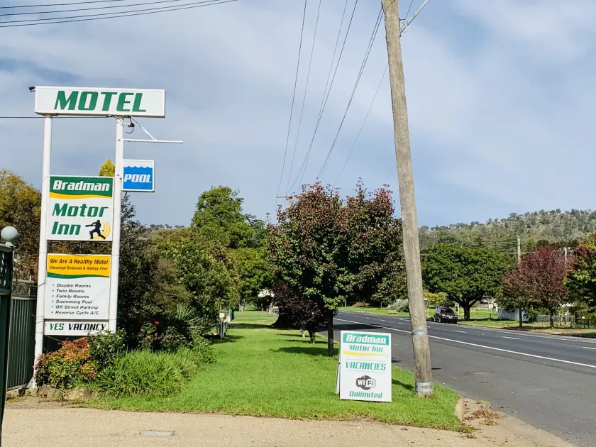 Bradman Motor Inn - Image 1