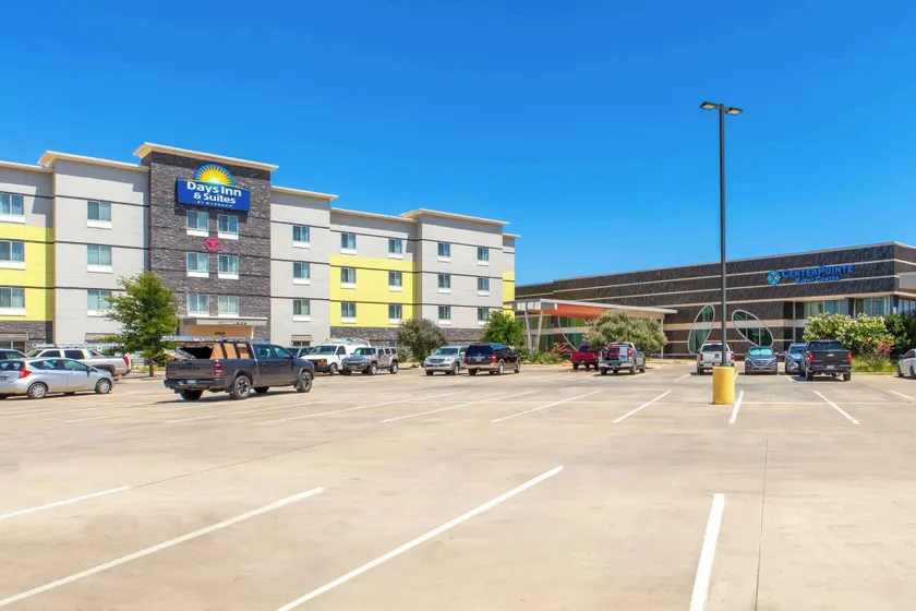 Days Inn & Suites by Wyndham Lubbock Medical Center - Image 1
