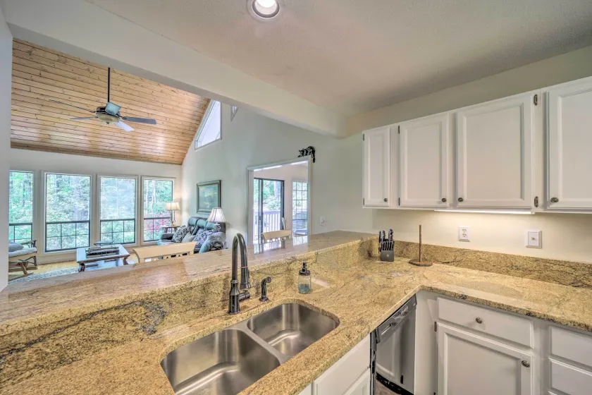 Scenic Sapphire Condo w/ Deck + Gas Grill! - Interiør