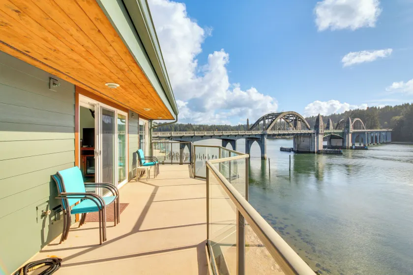 Riverfront Views, Walk to Old Town, Dog Friendly! The Tide That Binds - Image 1