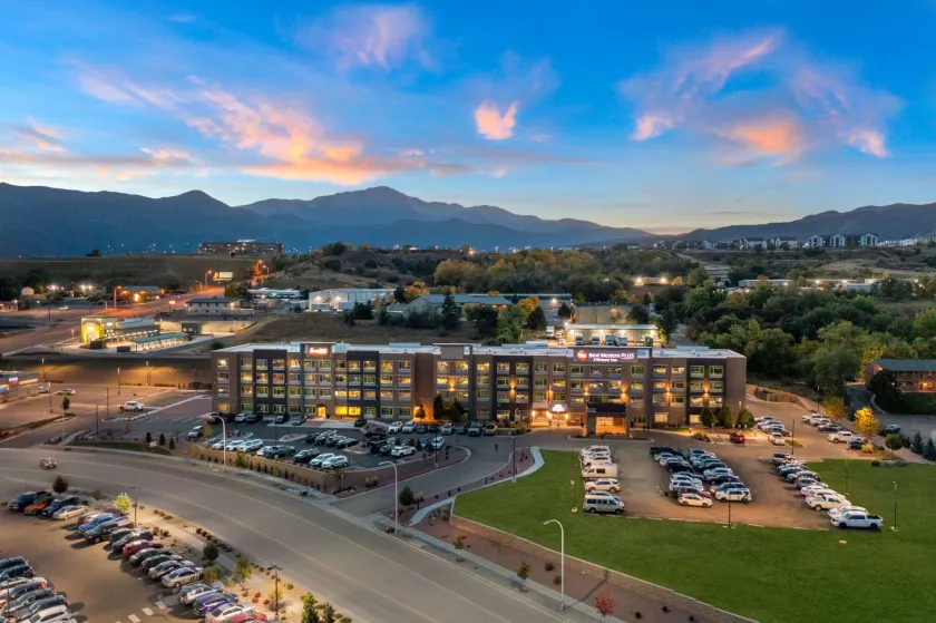 Best Western Plus Fillmore Inn & Suites - Image 1