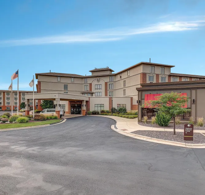 DoubleTree by Hilton Hotel Bloomington - Image 1