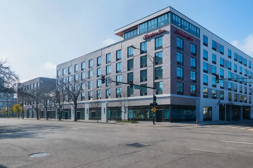 Hampton Inn Chicago North-Loyola Station - Image 1