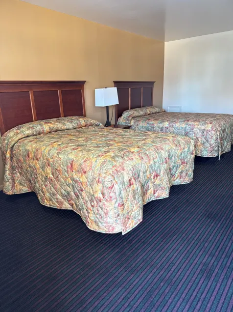 Deluxe Inn - Image 1
