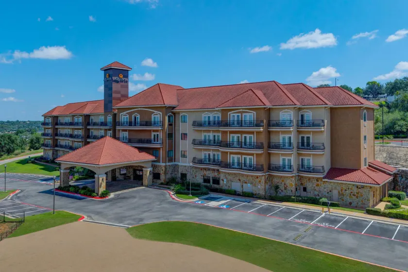 La Quinta by Wyndham Marble Falls - Image 1