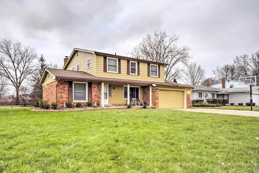 Suburban Detroit Home w/ Porch, Yard & Fire Pit! - Innenbereich