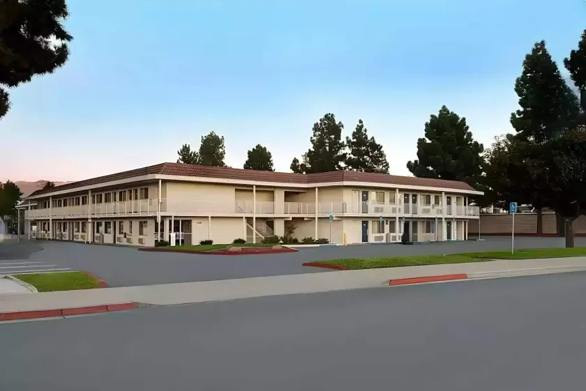 Super 8 by Wyndham San Jose - Image 1