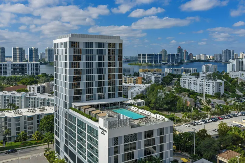 Residence Inn Miami Sunny Isles Beach - Image 1