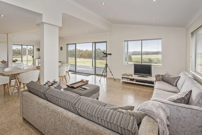 Margaret River Farmhouse - Serene Bushland Getaway - Image 1