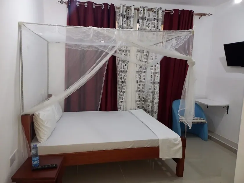 6 Park Retreat - Image 1