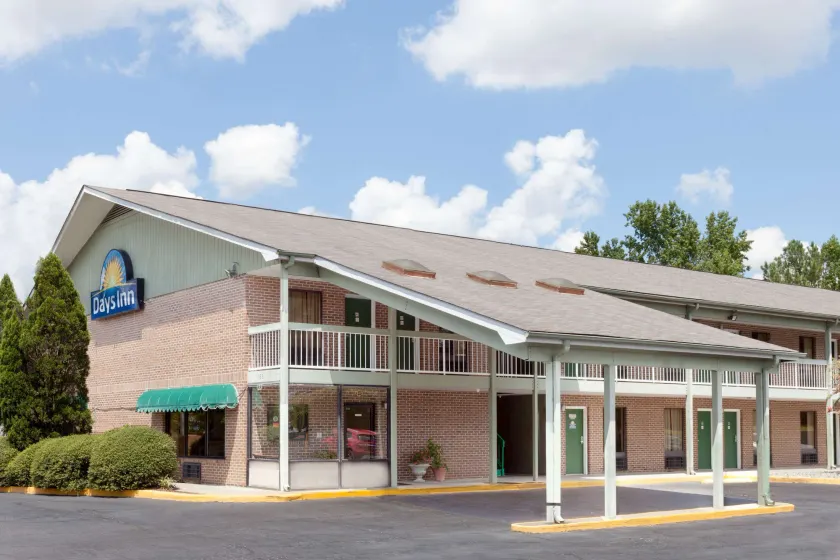 Days Inn by Wyndham Columbia NE Fort Jackson - Image 1