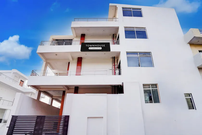 Townhouse Faizabad Road Opp BBD University - Image 1