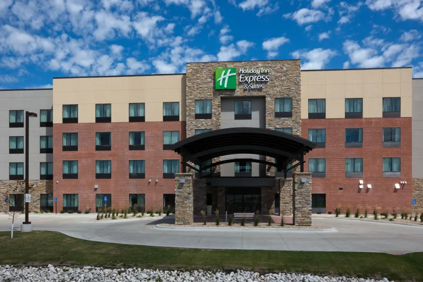 Holiday Inn Express & Suites Fort Dodge by IHG - Image 1
