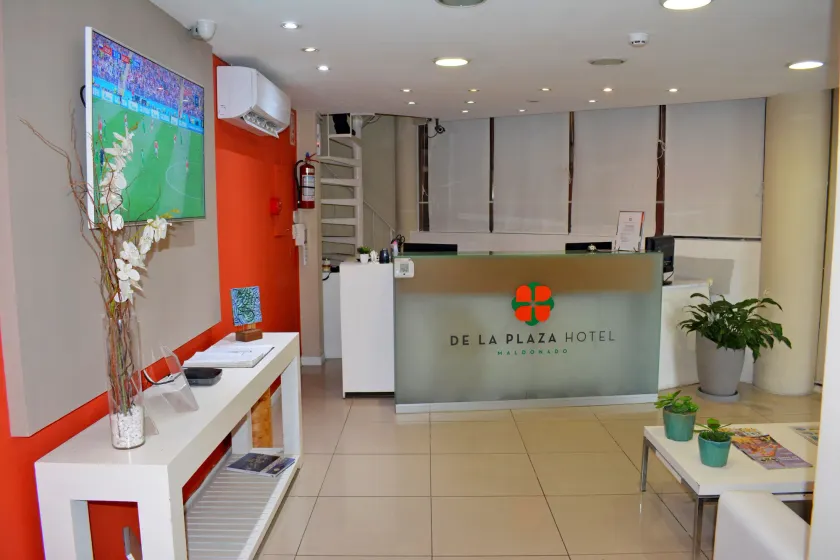 De la Plaza Hotel - Image 1